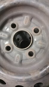 4x plechové disky z Toyoty Yaris 1 i se zimními pneumatikami - 4