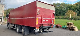 Prodám Mercedes Actros 2532 L 6x2 skříň s hydraulickým čelem - 4