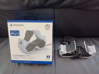 Dvojitá dobíjecí stanice Power A DualSense, krásný stav - 4