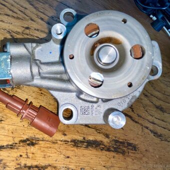 VW Audi 2.0 TDI 04L011E VODNÍ ČERPADLO - 4