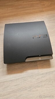 Plně funkční PS3 super slim + tři ovladače + kabeláž. . - 4