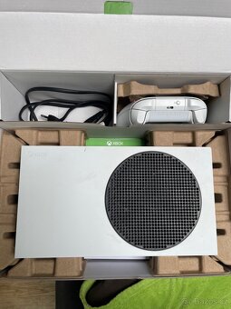 Xbox Series S, 2 ovladace+ nabijecka na ovladace - 4