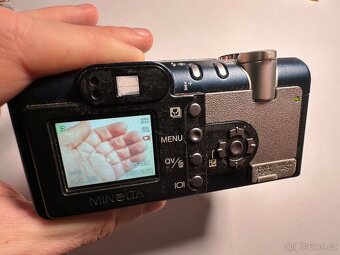 Konica Minolta Dimage F200 Modrý - Retro - 4