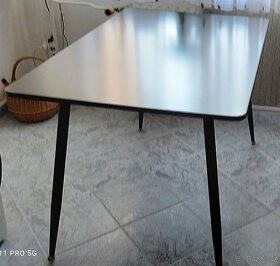 Prodám černý  kuchyňský stůl v SUPER STAVU - 4