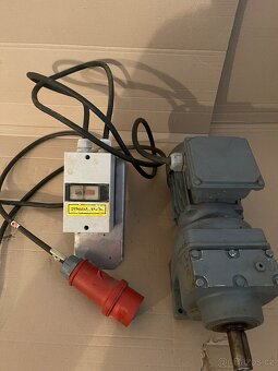 Elektromotor s převodovkou - 4