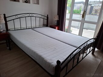 Postel,noční stolky, lamelové rošty - 4