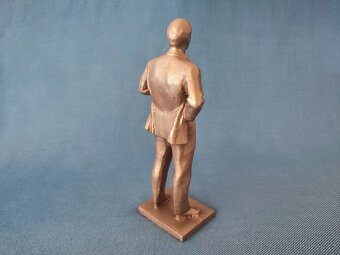 STAROŽITNÁ KOVOVÁ SOCHA V.I.LENINA. - 4