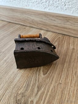 Stará litinová mini žehlička - 4