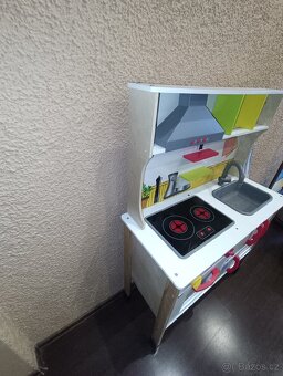 Dětská dřevěná kuchyňka s mnoha doplňky - 4