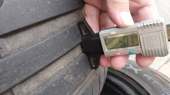 2ks letni pneu Dunlop 225/45-17 okolo 4-5mm - 4