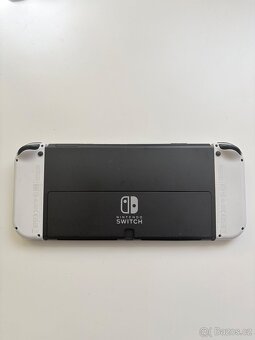 Nintendo Switch OLED v bile barvě - 4