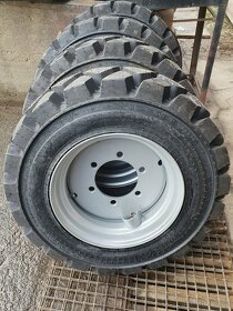 Kola smykový nakladač UNC - Locust - Novotný - 4