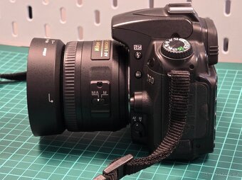 Nikon D90 s objektivem Nikkor 18–105mm f/3,5–5,6 VR - 4