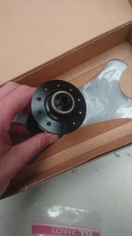 přední náboj DT SWISS 180 carbon ceramic - 4