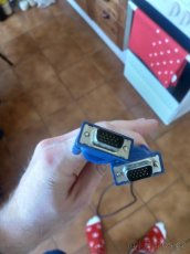 Různé USB a ethernet kabely, VGA kabel k monitoru - 4