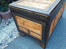 Unikátní starší dřevěná vyřezávaná truhla - 4