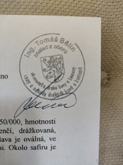 Zlatý prsten s diamanty a modrým safirem - 4