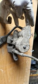 Levy zadni elektricky brzdic audi A8 4E D3 - 4