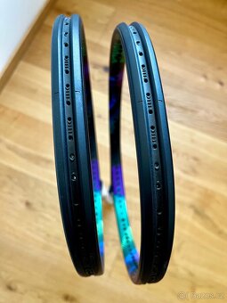 2x nové a identické Yonex Vcore Pro 97D (2021) - 4