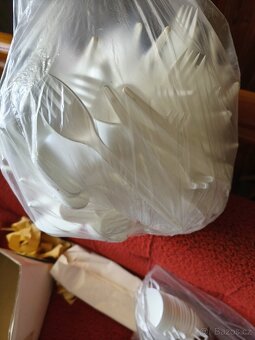 Krabice nového plastového nádobí - 4