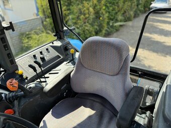 Zemědělský traktor New Holland TM 190, rok výroby 2006. Míst - 4