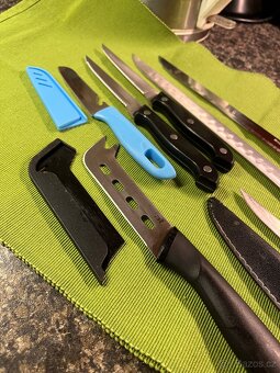 Různé misky a příbory - 4