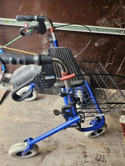 čtyřkolové chodítko (rollator) značky DMA - 4