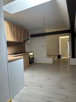 NOVĚ ZREKONSTRUOVANÝ PODKROVNÍ BYT 3+KK NA NÁMĚSTÍ VE CHVALŠ - 4