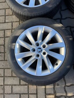 ORIGINÁL Alu Škoda STRATOS R17, 5x112 - TOP STAV, LETNÍ PNEU - 4