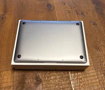 Apple Macbook Air 13, model 2020, top stav - 4