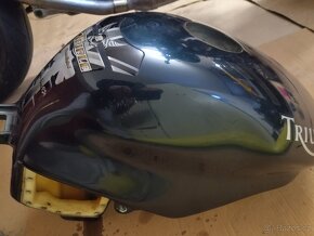 Nádrž Triumph Daytona 955i Cennential - 4