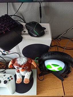 Prodám herní konzoli Xbox Series S s 500GB diskem a přísluše - 4