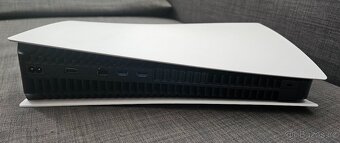 PS 5 + 2 ovladače a bedrtové nabíjení - 4