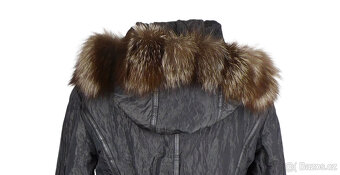 Dámský černý kabát s kapucí a pravou stříbrnou liškou INFINI - 4