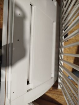 Dětská dřevěná postýlka v bíle barvě s motivem žirafy - 4