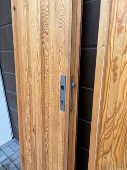 Prodám dvoukřídlé dřevěné dveře - smrk - 4