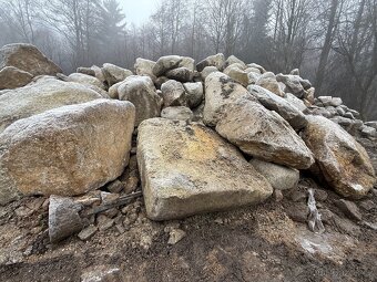 Kamen okrasny,totem-male,velke - 4