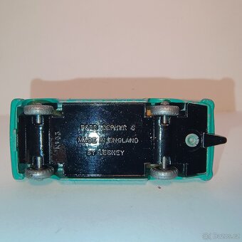 Matchbox RW No33 Ford Zephyr 6 - 4