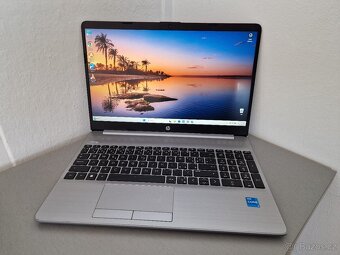 Čtyřjádrový HP 250 G8 s SSD Diskem na filmy internet kancelá - 4