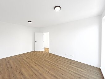 Moderní byt 3+kk s balkonem, parkovacím stáním a zahradou, l - 4
