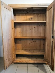starožitná skříň po renovaci - 4