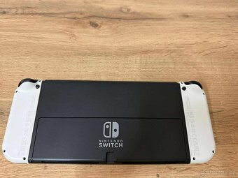 Nintendo Switch OLED model v záruce do 30.7. 2027 +4x HRA - 4