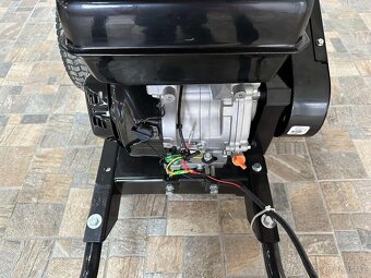 Motorový štěpkovač a drtič větví ATHOS 1007D - 4