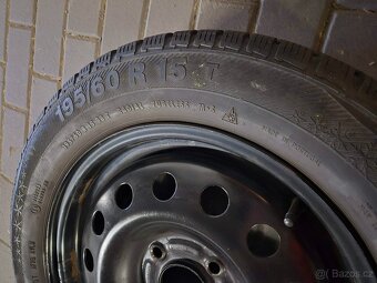 4 plechové kola s pneu v perfektním stavu, poklice, šrouby - 4