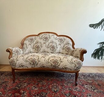 Sada z pozůstalosti: sofa, masivní oválný stůl a 4 židle - 4