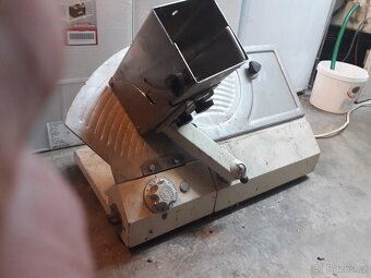 Poloautomatický nářezový stroj - 4