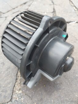 Ovladače stahováni oken, ventilátor, airbag, emblem Rexton - 4