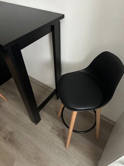 Černý kuchyňský barový stůl se 3 policemi + barové židle - 4