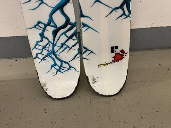 Prodám pánske lyže zn. Line twintip délka 176cm - 4