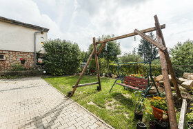 Rodinný dům 6+2 s 2 garážemi - 4